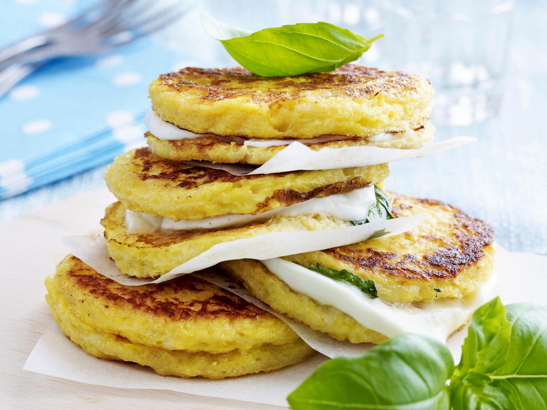 Verloren brood met mozzarella en basilicum